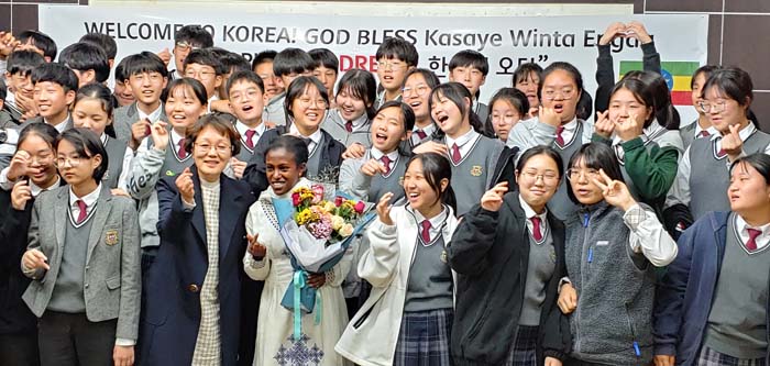 승영중학교 학생들과 연수를 온 에디오피아 소녀 Winta Engda가 기념사진을 찍고 있다앞줄 오니쪽에서 세번째가 유규영 교장 바로 옆이 Winta Engda