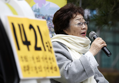 제1421차 일본군 성노예제 문제해결을 위한 정기 수요시위가 열린 지난 1월 8일 서울 종로구 옛 주한일본대사관 앞에서 위안부 피해자 이용수 할머니가 발언을 하고 있다