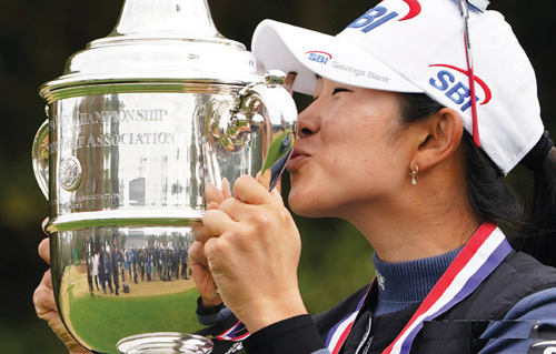 미 여자 프로골프LPGA US여자오픈에서 우승한 김아림이 14일현지시간 우승컵에 입맞추고 있다 김아림은 첫 출전한 LPGA 대회에서 5타 차이를 뒤집고 역전 우승을 차지했다
