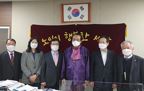 사진 왼쪽에서 세번째가 용산경찰서 박주현 서장 네번째가 대한노인회 김호일 회장