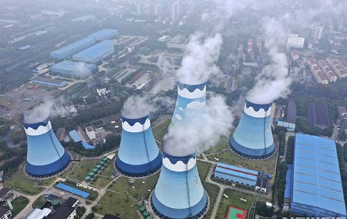 지난달 27일 중국 장쑤성 난닝에 있는 한 석탄 화력 발전소에서 연기가 배출되고 있다