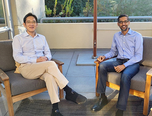 지난 22일현지시각 미국 캘리포니아주 마운틴뷰 구글 본사에서 만난 이재용 삼성전자 부회장왼쪽과 순다르 피차이Sundar Pichai 구글 CEO 