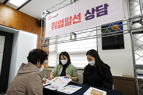 9일 오후 서울 양천구청에서 열린 제1회 양천구 노인 일자리박람회를 찾은 어르신이 알선취업 상담을 받고 있다 