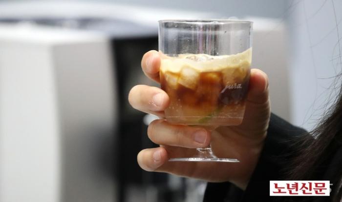 서울노년신문 성수목 기자  커피 한 잔을 추가로 마실 때마다 제2형성인 당뇨병 위험을 46 낮출 수 있다는 연구 결과가 나왔다 20230414