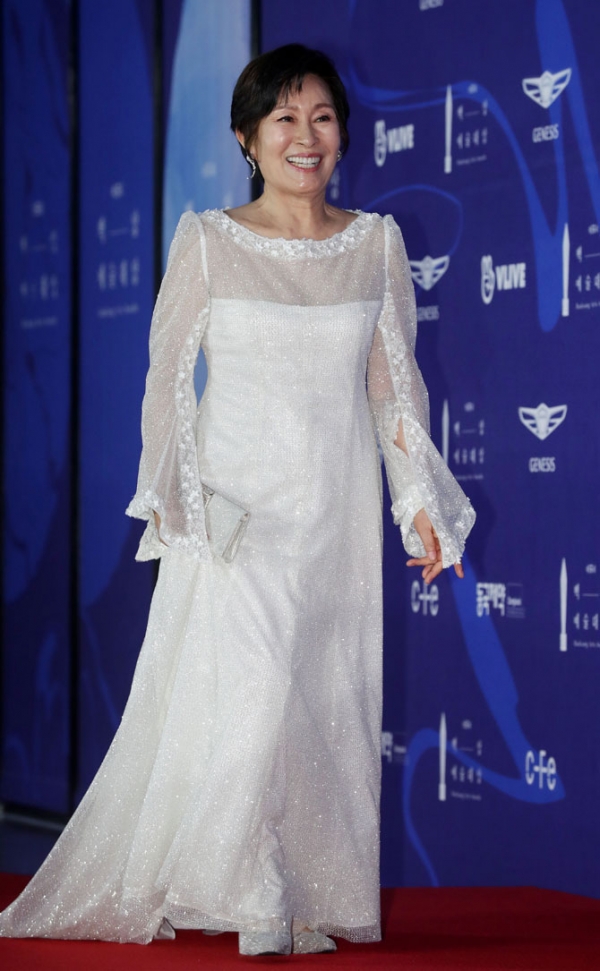 김혜자가 1일 오후 서울 삼성동 코엑스에서 열린 '제55회 백상예술대상' 레드카펫 행사에 참석하고 있다.