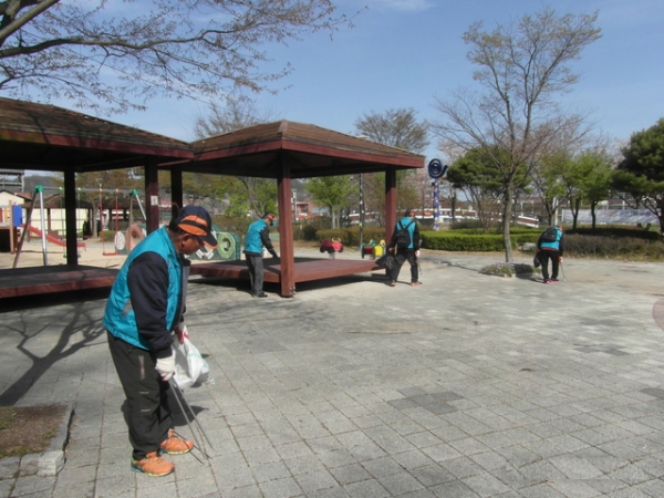 충북 영동군 노인 일자리 사업에 참여한 공공시설관리지키미들이 공공시설 주변 환경을 정비하는 모습.(사진=영동군 제공)